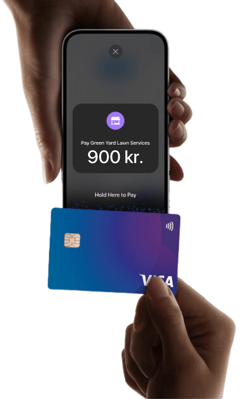 Kunden betaler 900 kr. ved at holde sit kort mod en iPhone med Tap to Pay